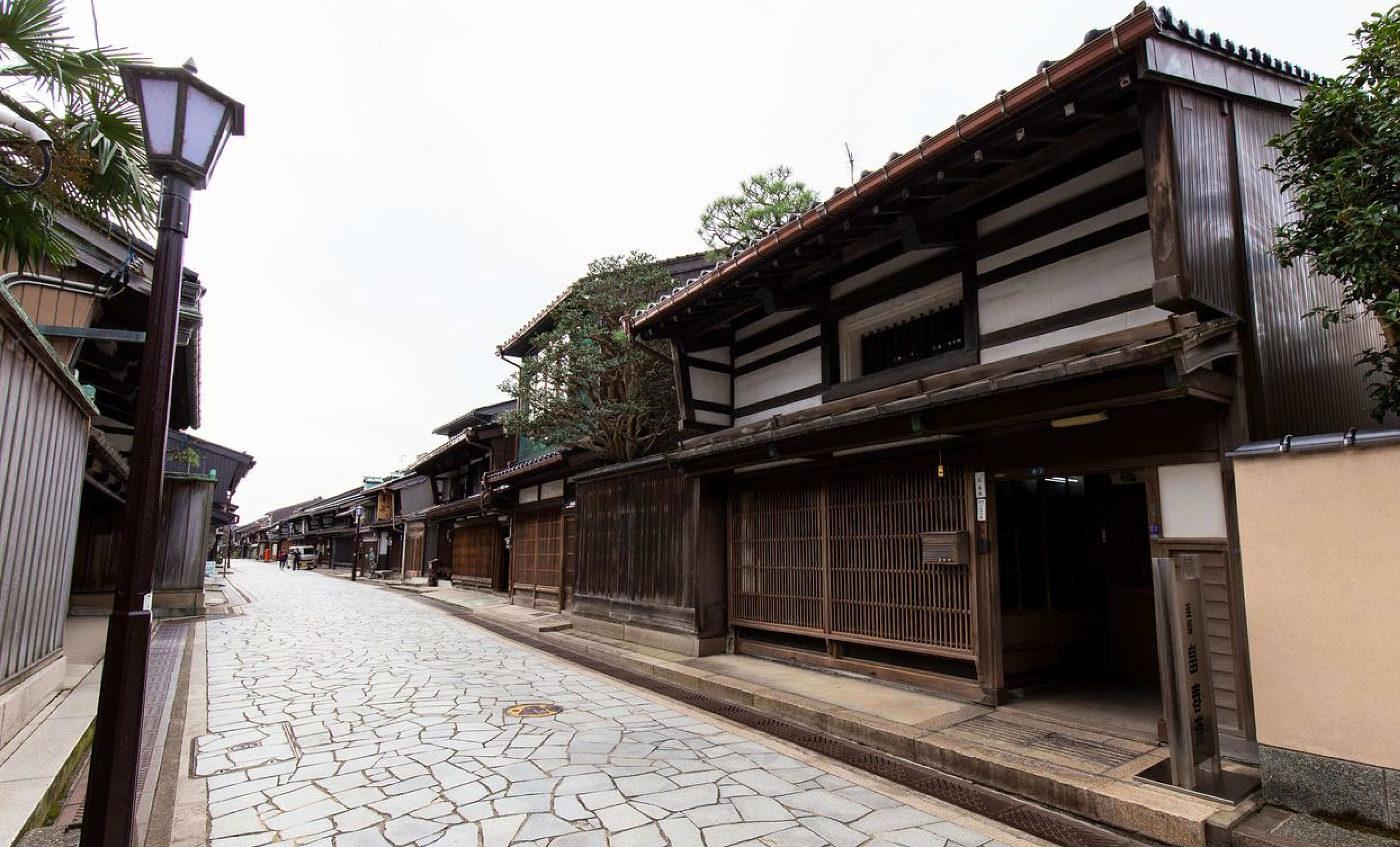 Khu di sản Kanayamachi, nơi có các phòng trưng bày và cửa hàng của nghệ nhân, quán ăn, quán cà phê, thu hút du khách.